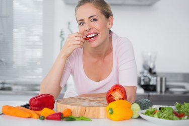 Mujer atractiva comiendo verduras