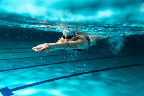 10 beneficios de la natación que te harán saltar a la piscina
